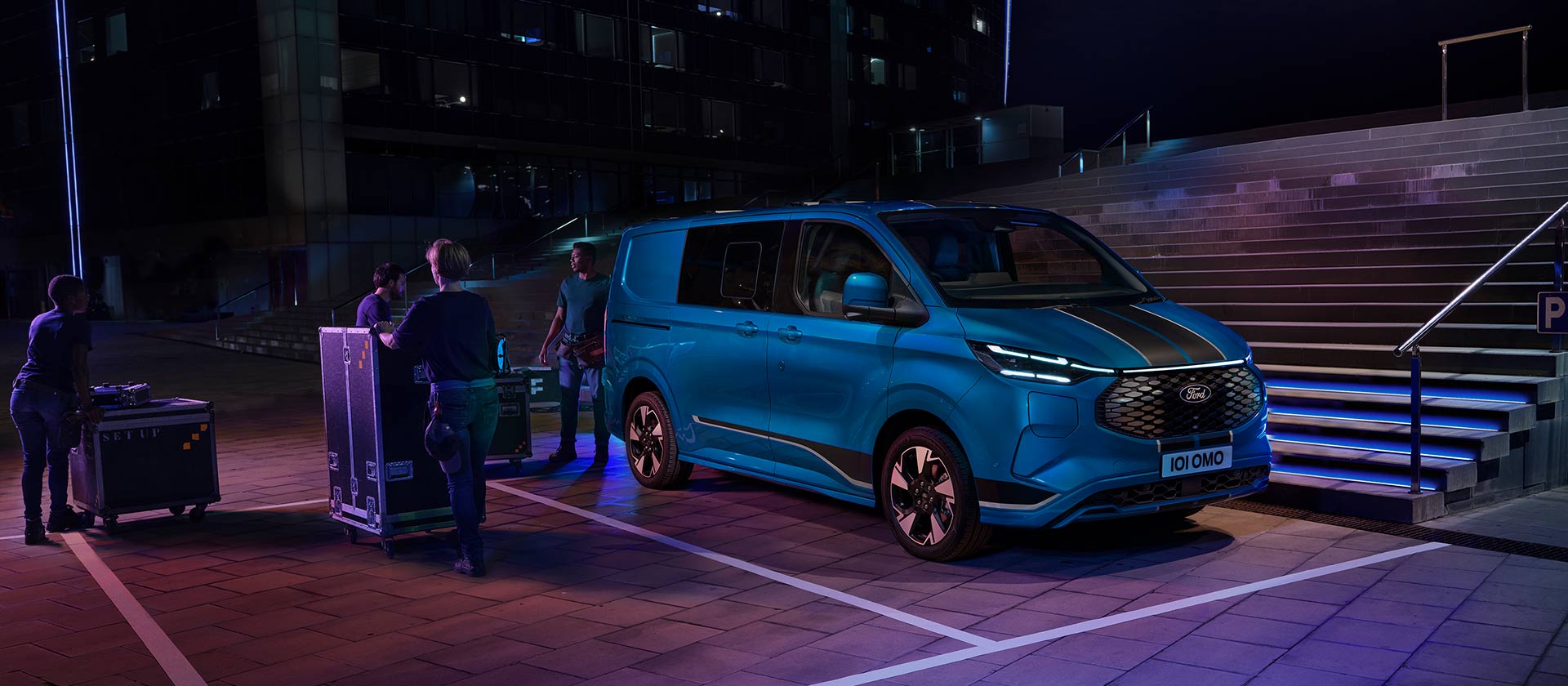 ford e_transit_custom eu Banner_Short_02_V710_Sport 16x7 1920x840 bb blue v710 charging at night