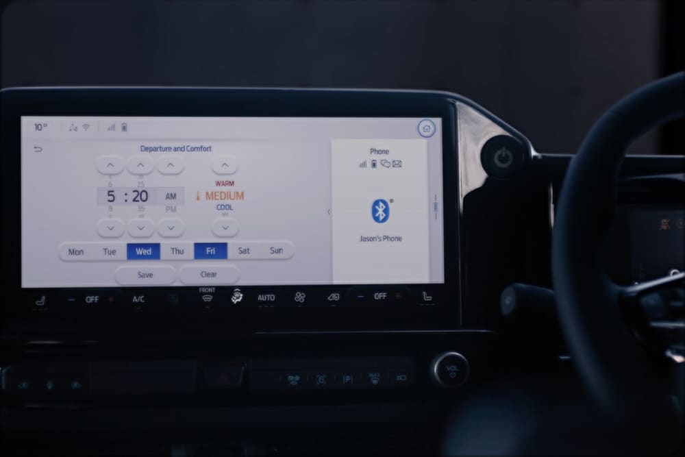 ford e_transit_custom eu Column_Card_Charge_Smart_film_0013 3x2 1000x667 center display detail